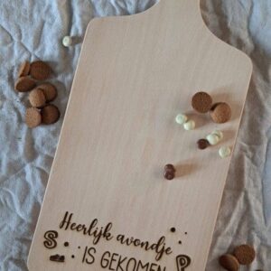 Houten serveerplank met Sinterklaas opschrift en pepernoten als feestelijk cadeauartikel