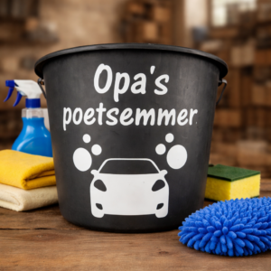 Zwarte emmer met opschrift Opa's poetsemmer en autowasbenodigdheden, origineel cadeau voor opa