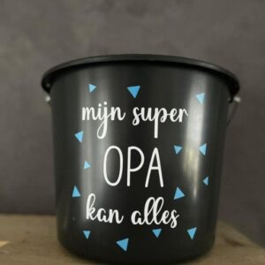 Zwarte emaille mok met tekst 'mijn super OPA kan alles' en blauwe driehoekjes, cadeau voor opa