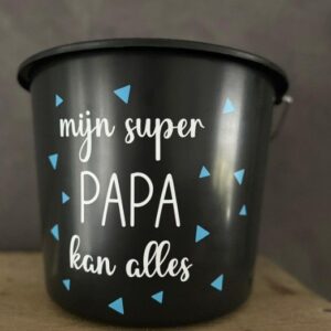 Zwarte emaillen mok met tekst mijn super PAPA kan alles en blauwe driehoekjes als vaderdag cadeau