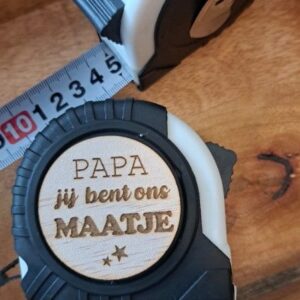 Rolmaat met houten medaillon en tekst Papa jij bent ons maatje als vaderdagcadeau