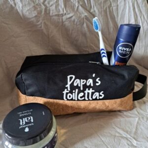 Zwarte toilettas met tekst Papa's toilettas gevuld met verzorgingsproducten als cadeau voor vader