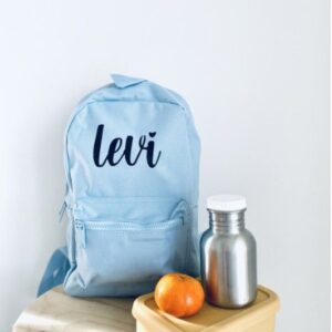 Lichtblauwe kinderrugzak met naam Levi, drinkfles en fruitleunchbox als gepersonaliseerd cadeau
