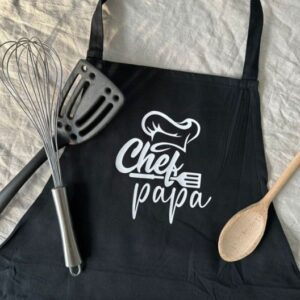Zwarte keukenschort met opdruk Chef Papa en kookgerei, leuk cadeau voor vaderdag of verjaardag