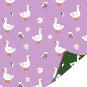 Cadeaupapier met witte ganzen en madeliefjes op lila achtergrond met opgerolde hoek