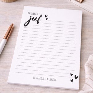 Notitieblok met tekst 'De liefste juf' op houten bureau met pen en decoratie, cadeau voor juf