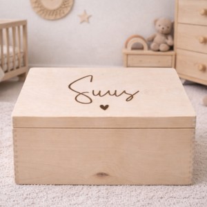 Houten herinneringsdoos met gepersonaliseerde naam Sunny in babykamer met neutrale tinten