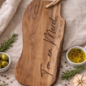 Gepersonaliseerde houten snijplank met gegraveerde naam en datum, cadeau-idee met rozemarijn en olijfolie