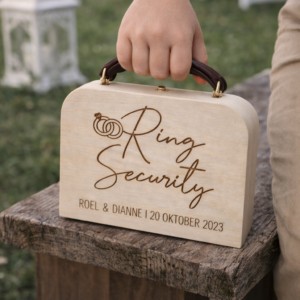 Houten koffertje Ring Security gepersonaliseerd met namen en datum voor bruiloft, origineel cadeau voor bruidskindje