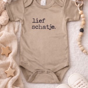 Beige baby rompertje met Nederlandse tekst 'lief schatje' met knuffelbeer, speenkoord en babyschoentjes