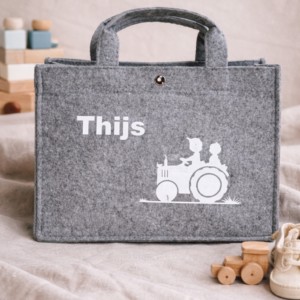 Grijze vilten tas met naam Thijs en tractor print, ideaal cadeau voor kinderen