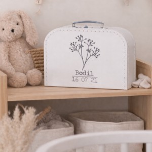 Gepersonaliseerd babykoffertje met naam Bodil en geboortedatum in neutrale babykamer met knuffel