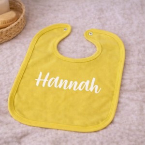 Geel baby slabbetje met naam Hannah geborduurd, persoonlijk kraamcadeau uit cadeauwinkel