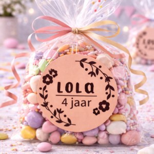 Gepersonaliseerd snoepzakje met houten naamlabel voor 4e verjaardag met kleurrijke chocoladesuikerbonen