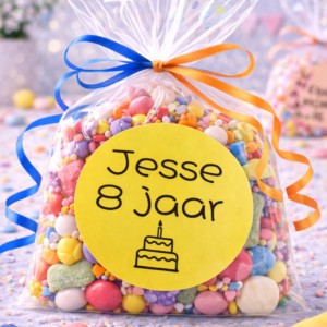 Kleurrijk snoepzakje met lint en label Jesse 8 jaar, perfect verjaardagscadeau voor kinderen