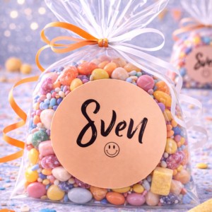 Doorzichtig cadeauzakje gevuld met kleurrijk snoep en gepersonaliseerd label met naam Sven