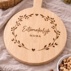Houten serveerplank met gravure 'Eetsmakelijk MAMA' en bloemenkrans, cadeau voor moederdag