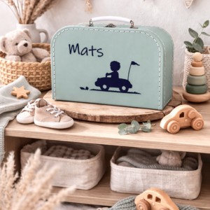 Gepersonaliseerd mintgroen koffertje met naam Mats en automotief, omringd door houten speelgoed en babycadeaus