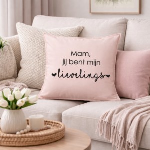 Roze sierkussen met Nederlandse tekst 'Mam, jij bent mijn lievelings' op beige bank met witte tulpen