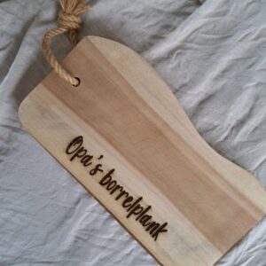 Houten serveerplank met touw en tekst Opa's borrelpla, ideaal cadeau voor opa uit Zeeuwse cadeauwinkel