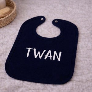 Zwarte babyslabbetje met gepersonaliseerde naam Twan als cadeau-idee voor baby's