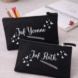Zwarte gepersonaliseerde etuis voor Juf Yvonne en Juf Ruth met hartjes en potloodafbeeldingen