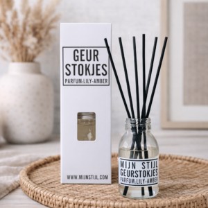 Geurstokjes diffuser met lily-amber parfum op rieten onderzettertje, decoratief cadeau-artikel voor thuis