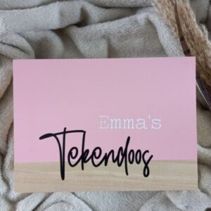Roze tekenblok van Emma's Tekendoos op grijs textiel met touw decoratie