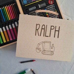 Gepersonaliseerde houten tekenset met naam Ralph en graafmachine, inclusief kleurpotloden en aquarelverf