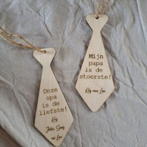 Houten stropdas hangers met tekst voor opa en papa, persoonlijk cadeau uit Zeeland