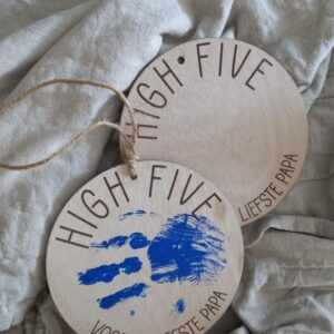 Houten high five hanger met blauwe handafdruk, persoonlijk cadeau voor de liefste papa Zeeland cadeauwinkel