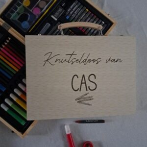 Houten knutseldoos met kleurpotloden en tekenmateriaal, gepersonaliseerd met naam Cas als origineel cadeau
