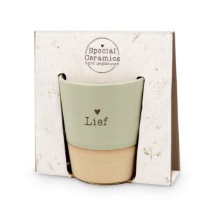 Handgeglazuurde keramische beker met opschrift Lief in cadeauverpakking van Special Ceramics