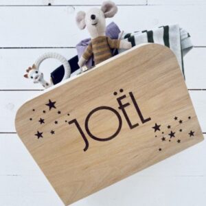 Houten opbergkist met naam Joël gevuld met kinderspeelgoed en knuffels op witte houten achtergrond