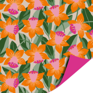 Kleurrijk cadeaupapier met oranje bloemen en roze accenten, perfect voor creatief inpakken