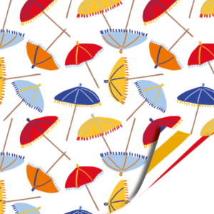 Kleurrijk patroon met strandparasols in rood, geel, blauw en oranje op witte achtergrond