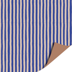 Blauw-wit gestreept cadeaupapier met omgekrulde hoek op kraft ondergrond