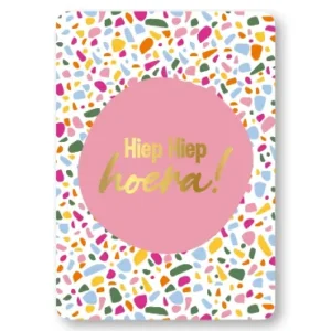 Felicitatiekaart met kleurrijke confetti en gouden tekst Hiep Hiep Hoera op roze cirkel