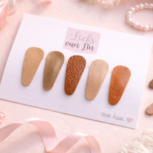 Set haarspeldjes in gouden en bruine tinten op kaartje Liefs van Lin met roze cadeau-accessoires