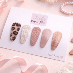Set haarspeldjes in roze tinten met verschillende texturen en panter print op witte kaart met decoratie