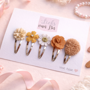 Set van vijf haarspeldjes met bloemen in roze en gouden tinten op display kaartje